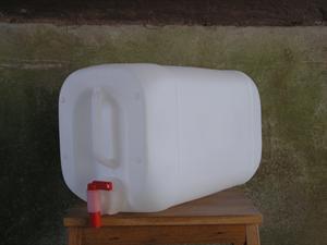 Opbevaringsdunk med l�g til most og vin, 25 liter.